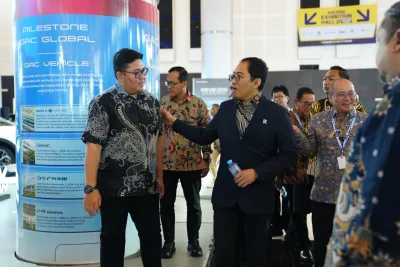 Wamenperin Faisol Riza Tinjau Mobil Listrik GAC di GIIAS Surabaya 2026