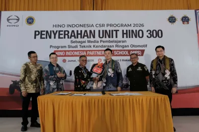 Dukung Pendidikan Vokasi: Hino Serahkan Truk Hino 300 ke SMKN 5 Makassar