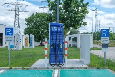 Geely Pasang Stasiun C12 2.250 kWh di Lima Kota China