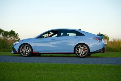 Hyundai Elantra N vs BMW M240i: Sedan Rp20 Juta Lebih Murah yang Bikin Pembeli Ragu