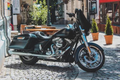 Road Glide vs Street Glide 2026: Fondasi Kembar, Rasa Berbeda