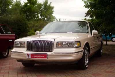 Lincoln Continental Generasi ke-10, Sedan Mewah yang Melawan Pakem