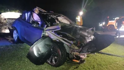 Polisi: Autopilot Aktif saat Tesla Masuk ke Kolam di Florida
