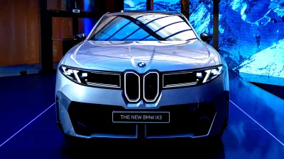 BMW Hadirkan iX3 Entry-Level dengan Jarak Tempuh 637 km dan Paket Black Carbon