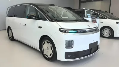 Leapmotor D99 EREV Minivan dengan Baterai 80,3 kWh Tiba di Dealer China
