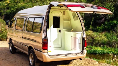 Toyota HiAce Lawas dengan Kamar Mandi dan Shower Dijual Rp 290 Juta