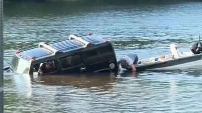 Hummer H3 Tenggelam Saat Meluncurkan Perahu di Dermaga