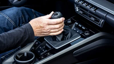 Studi: Mengemudi Mobil Manual Lebih Menyehatkan Otak daripada Matik