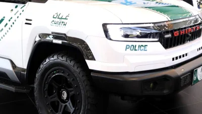 Polisi Dubai Tambahkan Denza B8 Hybrid ke Armada Supercar