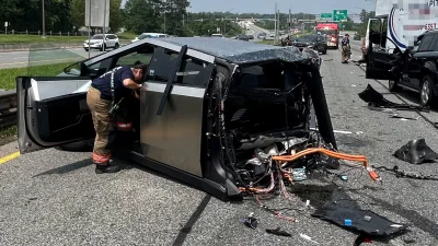 Cybertruck Terbelah Dua Setelah Truk Tak Terkendali Tabrak 10 Mobil