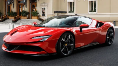 Ferrari SF90 Terbelah Dua Usai Tabrak Pohon, Pengemudi Selamat