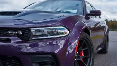 Pengemudi Charger Kabur dari Polisi dengan Kecepatan 130 mph, Sempat Isi Bensin