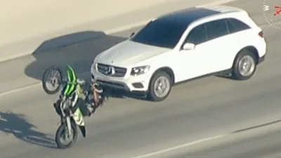 Bikers Lakukan Wheelie di Sekitar Mobil Curian Saat Dikejar Polisi LAPD