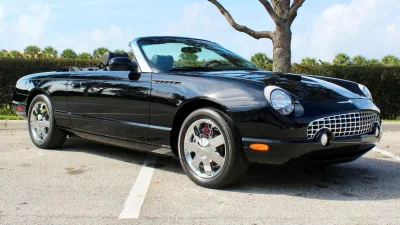 Ford Thunderbird 2002 dengan 15 Mil Ditawarkan Setengah Harga Baru