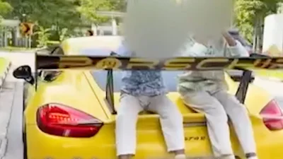 Ayah di Singapura Denda SGD$5.000 Gara-gara Bawa Anak di Bagasi Porsche