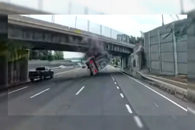 Truk Semi Tabrak Jembatan di New York, Camry Tertimpa dan Pengemudinya Dilarikan ke Rumah Sakit