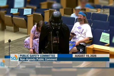 Darth Vader Sindir Kamera Flock di Depan Dewan Kota San Diego