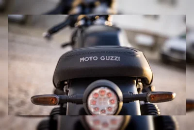 Moto Guzzi V7: Roadster yang Membuat Kecepatan Jadi Nomor Dua