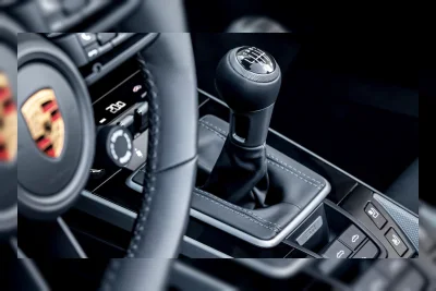 Porsche Patenkan Transmisi Kopling Ganda dengan Pedal Kopling