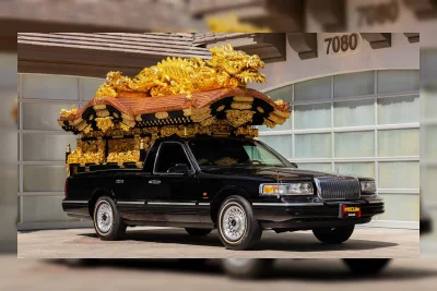 Lincoln Town Car Miyagata Hearse Ikut Lelang, Dihiasi Naga Emas