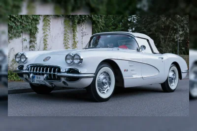 Mengapa Mobil 1950-an Pakai Kaca Depan Melingkar dan Kenapa Hilang