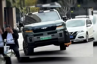 BYD Bao 8 Nekat Melaju Tiga Roda demi Hindari Parking Boot