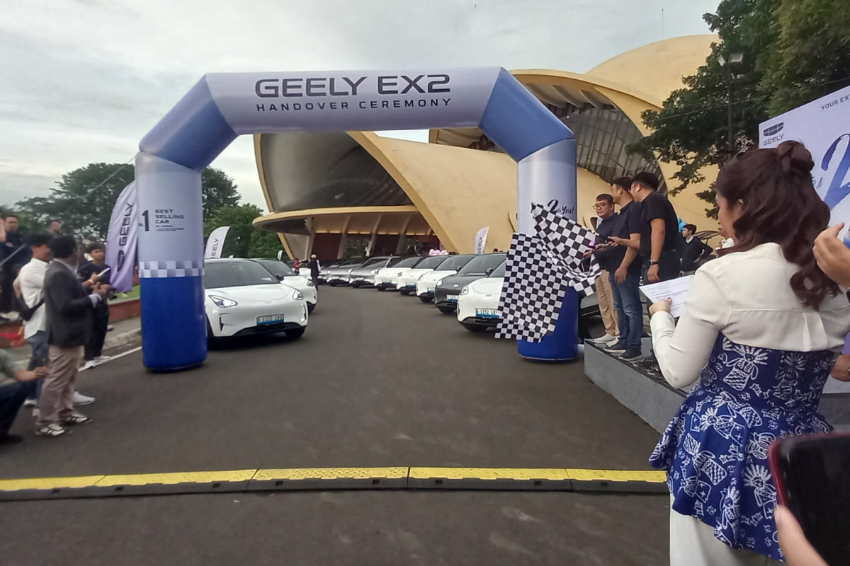 Geely Lakukan Seremoni Penyerahan Unit Geely EX2 Kepada Konsumen Pertama Hari Ini!
