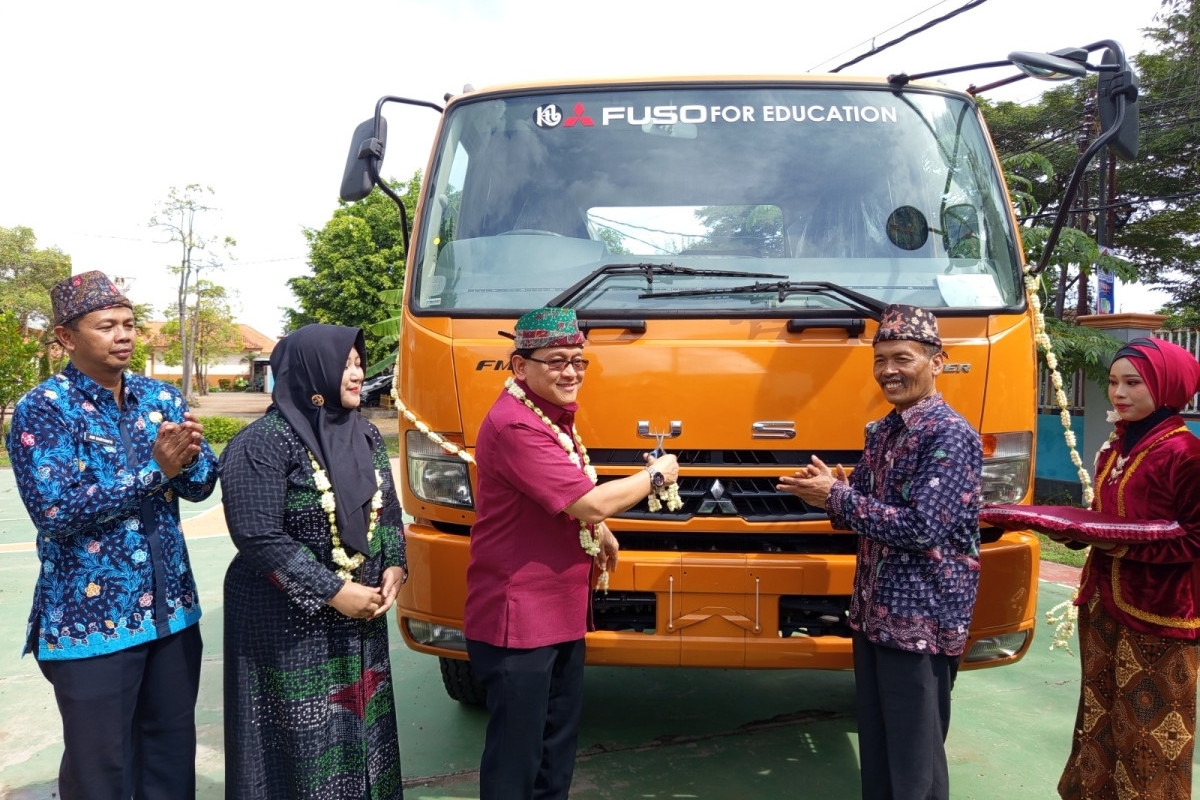KTB Donasikan Mitsubishi Fuso Fighter ke SMK Negeri 1 Kamal Madura