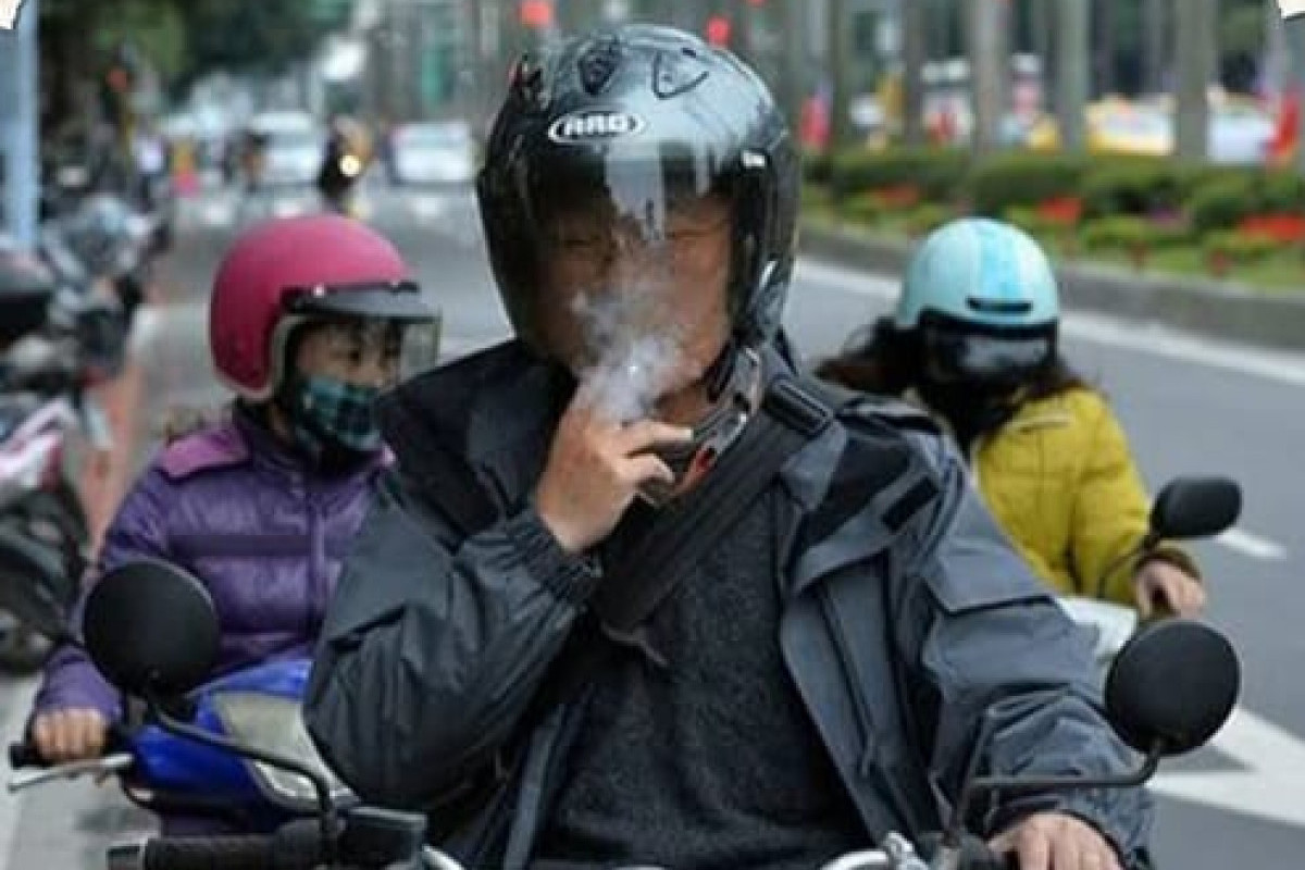 Hindari Merokok Saat Berkendara Motor, Berbahaya !