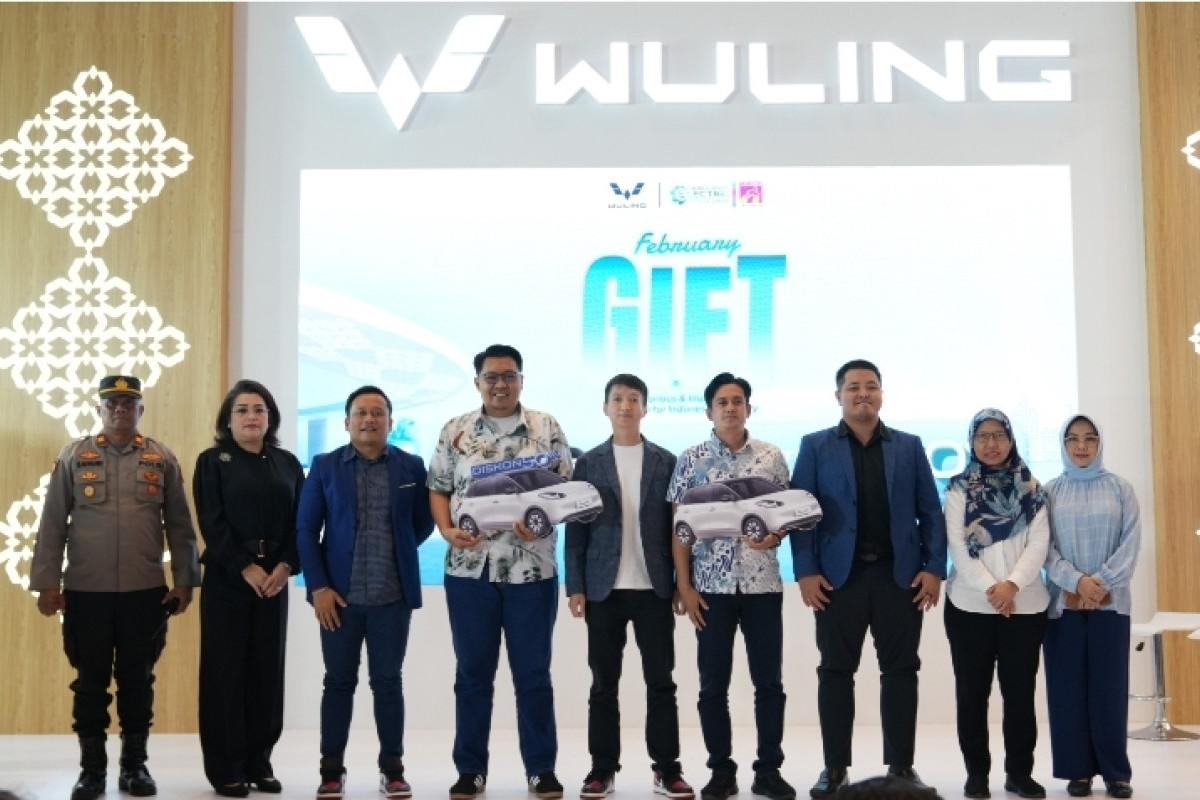Wuling Lakukan Pengundian Sekaligus Menyerahkan Hadiah Grand Prize Di PEVS 2025