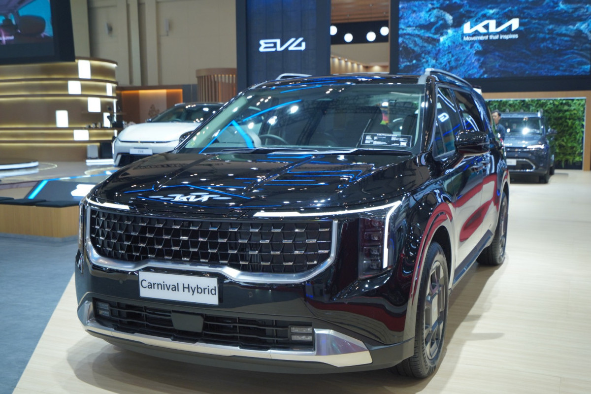 Kia Hadirkan Kendaraan Keluarga Modern Carnival Hybrid dan Carens di GIIAS 2025