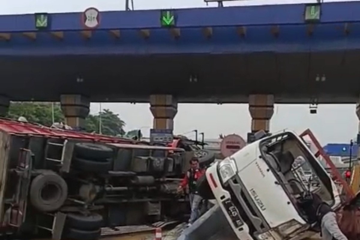 Diduga Ugal-Ugalan, Truk Tabrak Mobil Di Gerbang Tol Halim