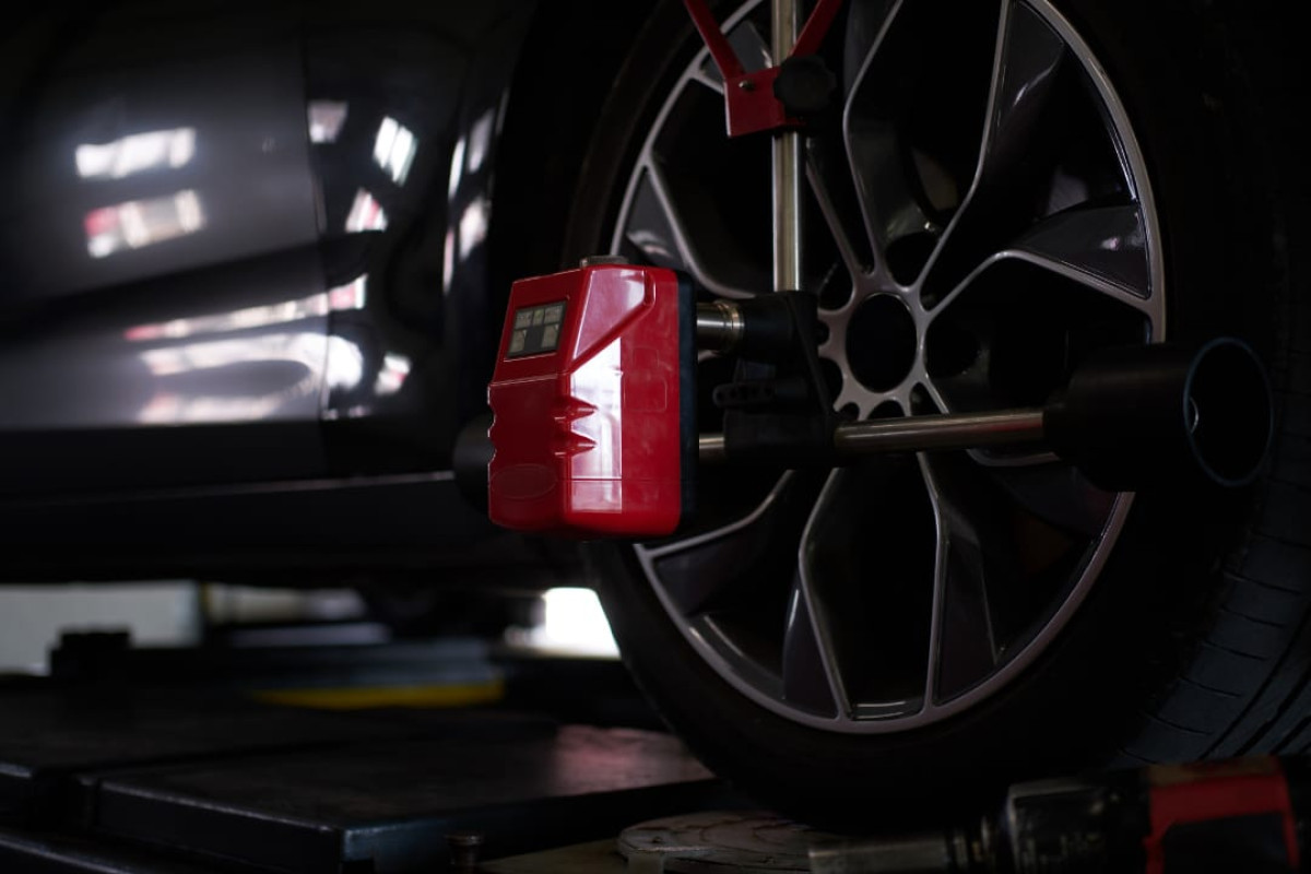 Jangan Anggap Remeh Spooring dan Balancing Ban Mobil, Ini Dampaknya Jika Diabaikan!