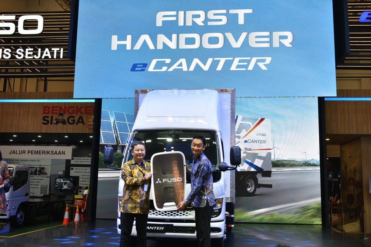 Ini Dia Konsumen Pertama Truk Listrik Mitsubishi Fuso ECanter