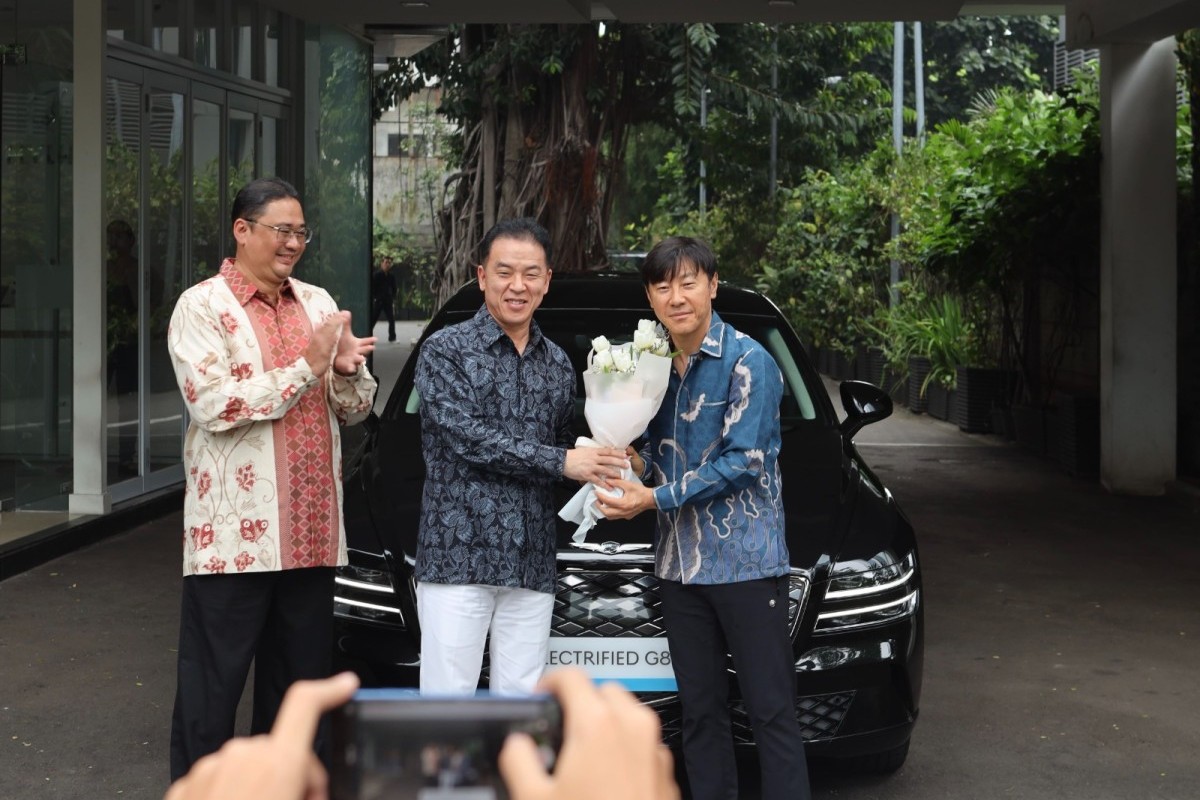 sebagai Bentuk Apresiasi dan Dukungannya Pada Tim Nasional Indonesia, Hyundai Motors Indonesia Memfasilitasi Genesis Electrified G80 kepada Shin Tae-yong