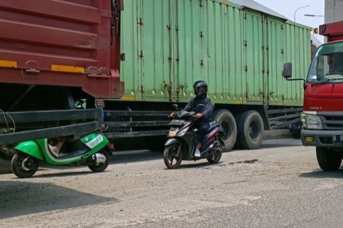 Awas Blind Spot! Begini Cara Aman Pengendara Motor Menyalip Truk dan Bus