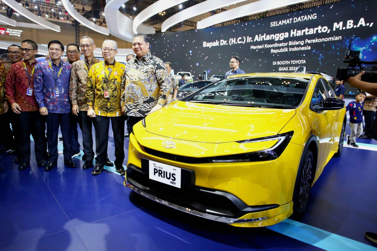 Kagumi Toyota Prius, Menko Perekonomian Airlangga Hartato Sambangi Booth Toyota