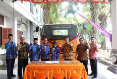 Komit Bagi Pendidikan Berkelanjutan di Indonesia, KTB Serahkan Satu Unit Truk Fuso Fighter X Pada SMK Negeri 5 Surakarta