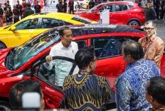Terpikat Desain MG Maxus 9 EV, Usai Membuka IIMS 2024 Presiden Joko Widodo Kunjungi Booth MG