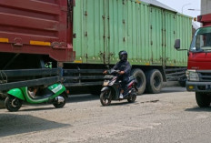 Awas Blind Spot! Begini Cara Aman Pengendara Motor Menyalip Truk dan Bus