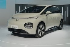 Presiden RI Joko Widodo Untuk Pertama Kalinya jajal Interior Wuling Cloud EV  di IIMS 2024