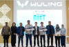 Wuling Lakukan Pengundian Sekaligus Menyerahkan Hadiah Grand Prize Di PEVS 2025